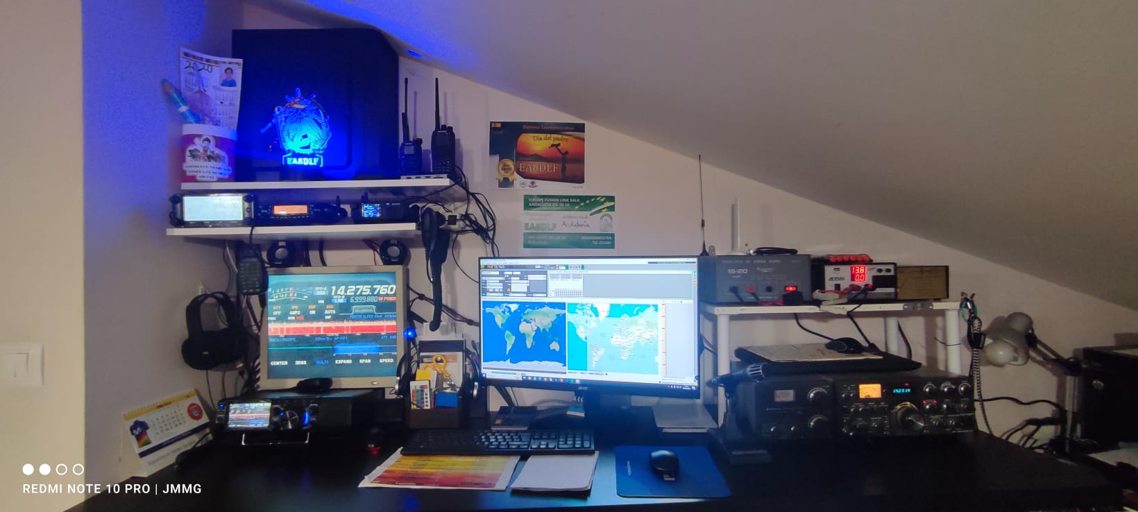 Estación de EA8DLF en una etapa intermedia, con el equipo digital y el mapa de propagación en pantalla.