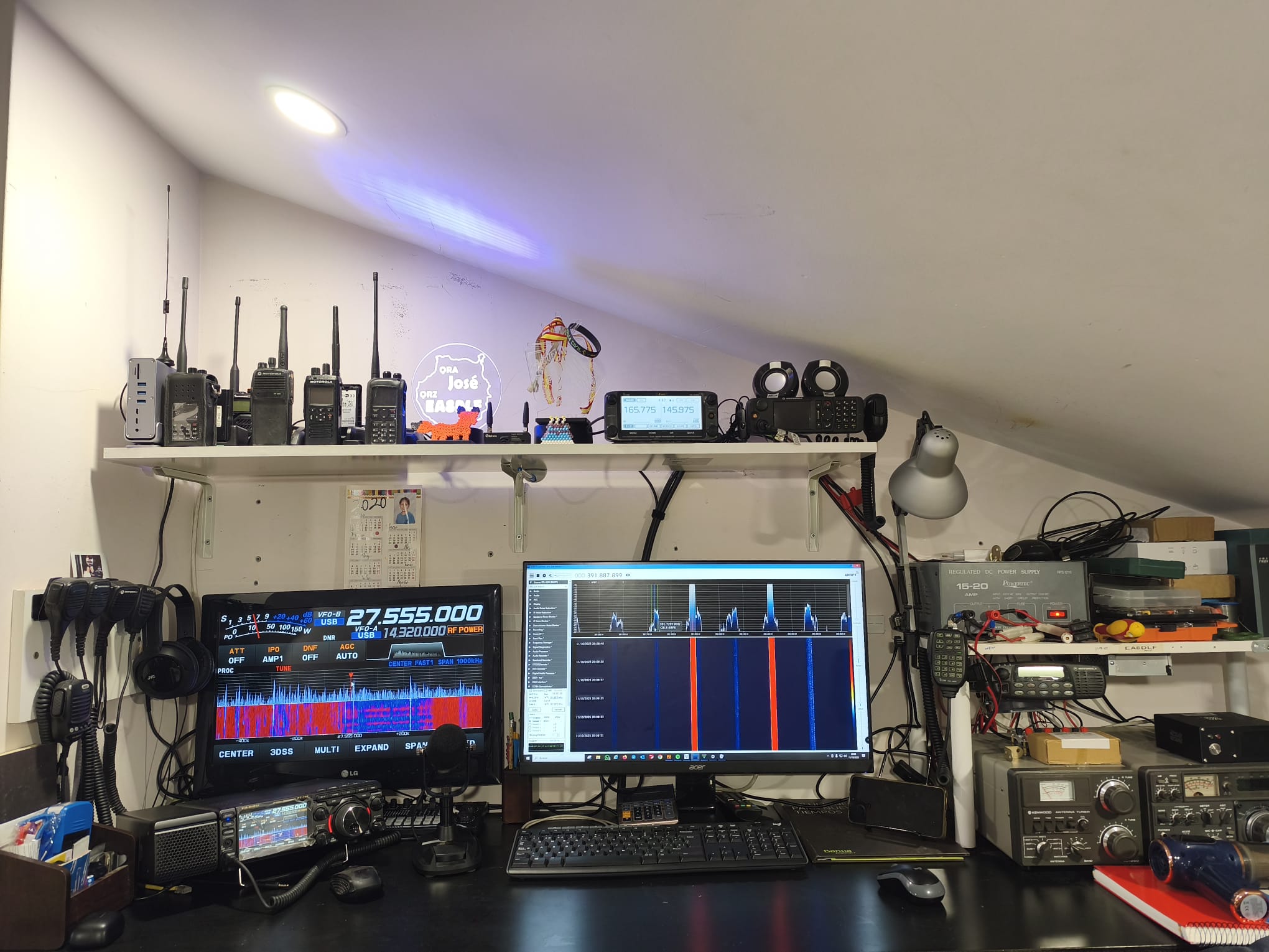 Estación actual de EA8DLF, con la estantería de equipo portátil, el waterfall en pantalla y el equipo clásico con medidores analógicos.